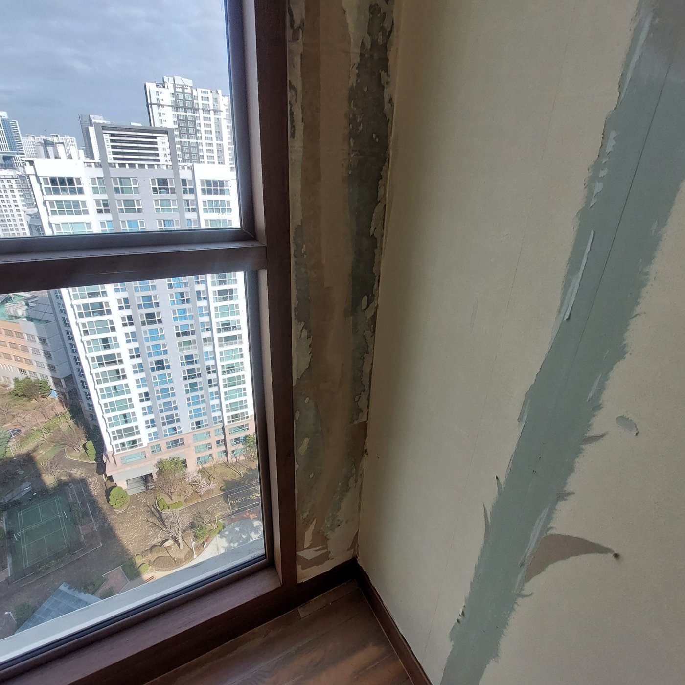 벽지 뒤 벽체 상태 — 여기까지 봐야 단열 보강 여부가 정해집니다