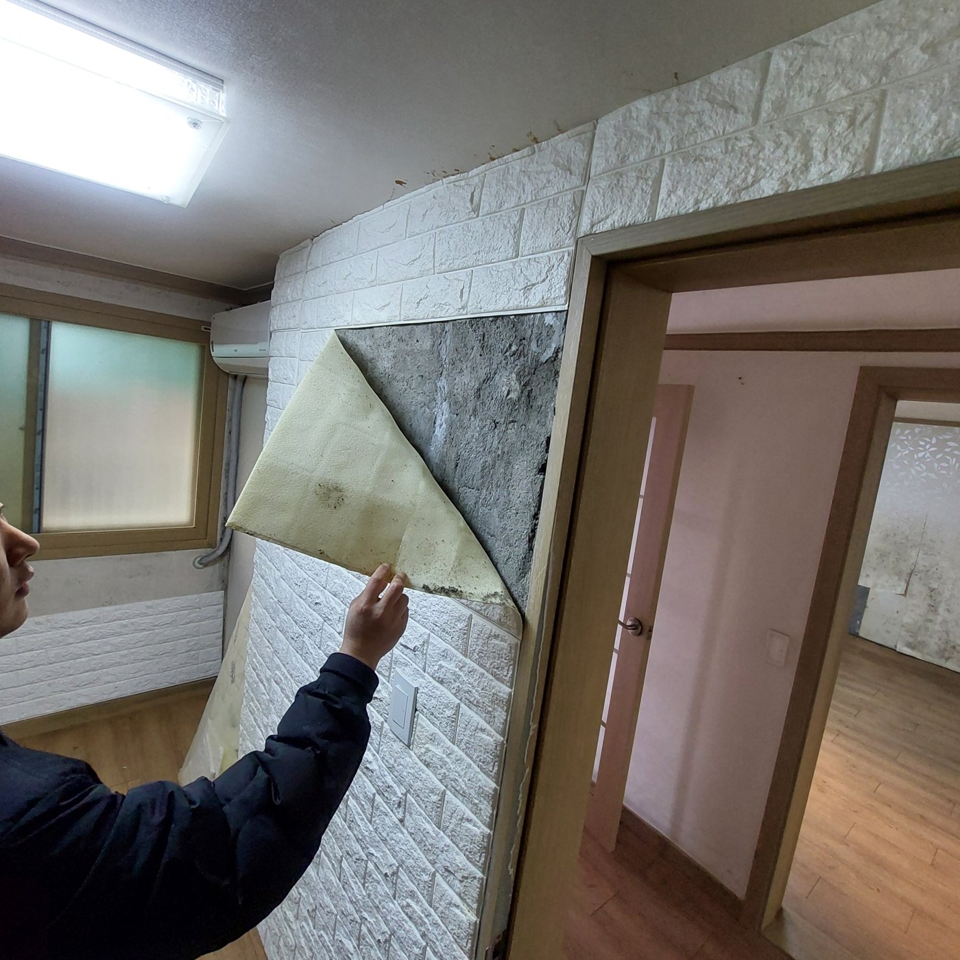 벽지 모서리를 살짝 들춰봤습니다