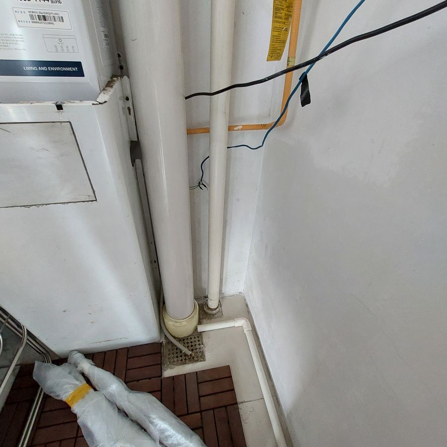 After mold removal: Jung-gu (Seoul) apartment: veranda wall mold behind the AC unit and in a child's room, cause treated