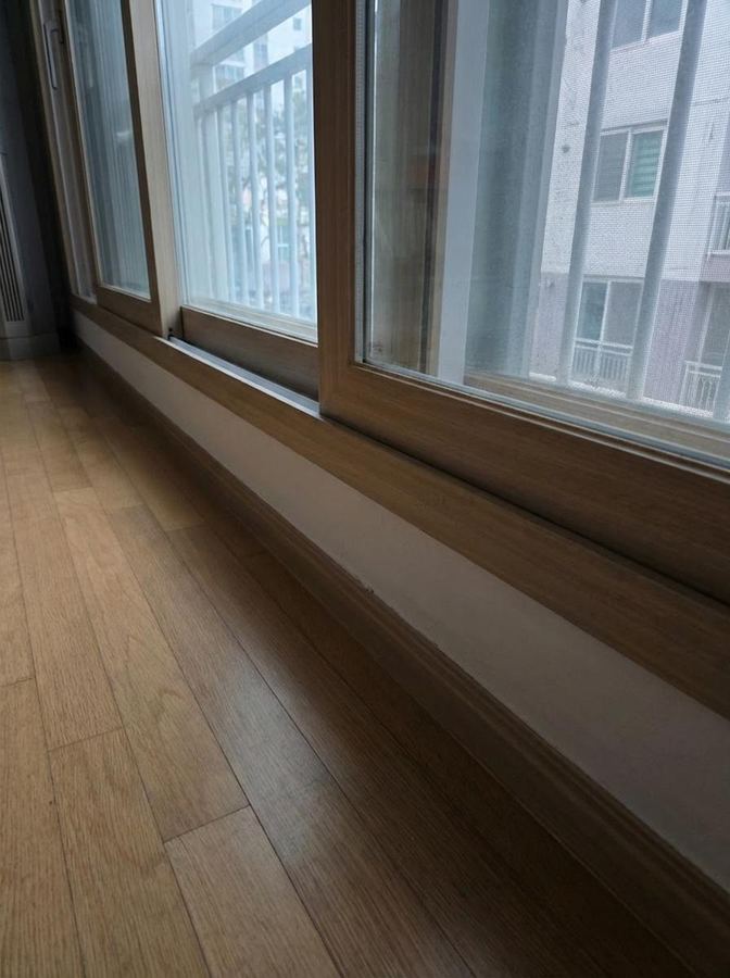 시흥 인근 곰팡이 제거 시공 후 — 시흥 배곧 베란다 창가 곰팡이, 규조토와 단열벽지 시공